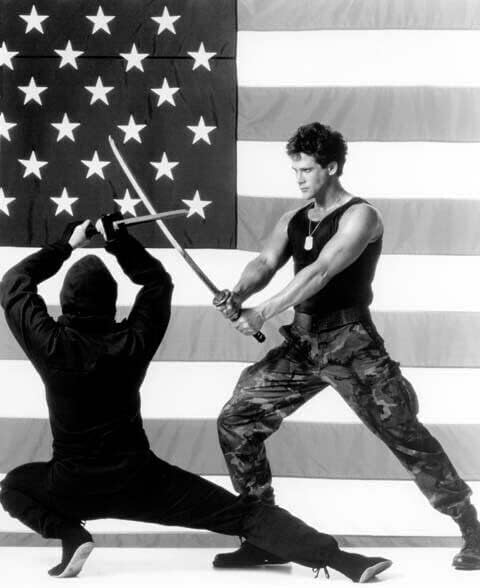 Michael Dudikoff maše mačem 1985 film Američki Ninja 5x7 inčni photo