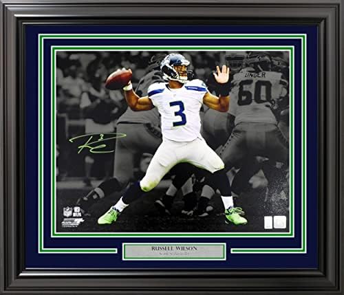Russell Wilson autogramed uokvirena 16x20 Photo Seattle Seahawks 1. igra Spotlight RW Holo Stock # 200372 - AUTOGREM NFL Photos