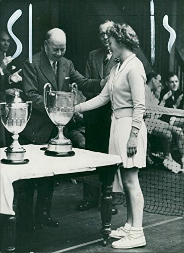 Vintage fotografija teniserke Susan Partridge koja prima trofej